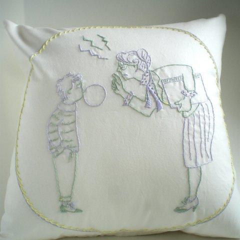 手刺繍クッションカバー(45×45cm)「ガミガミ」
