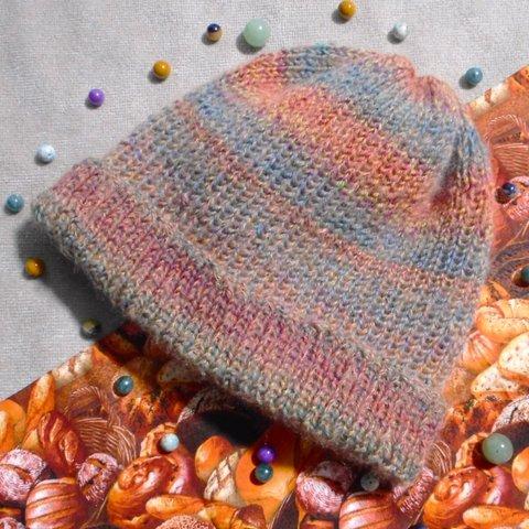 中細青系グラデーション糸とオレンジ色の糸の手編み帽子(全体にオレンジ色のモヘアの２本組)