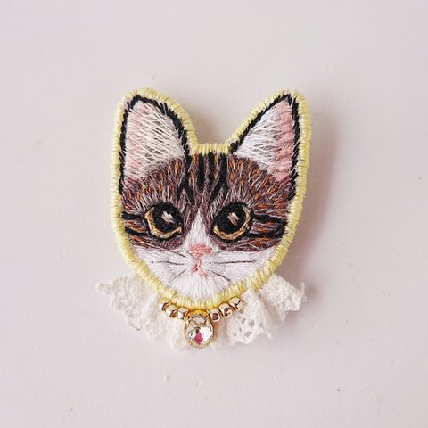 【ブローチ】いつも猫と一緒☆１点もの手刺繍マイキャットブローチ♡サバシロ