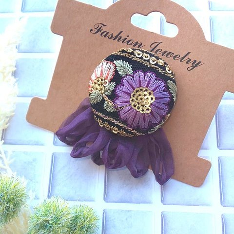 黒 と紫 の  花模様 インド刺繍リボン くるみボタン の  フリンジ付き ポニーフック