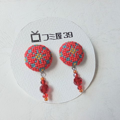 刺繍とガラスビーズのイヤリング