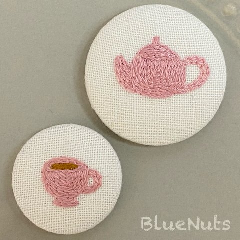 『ティーセット』刺繍のくるみボタン ブローチ🫖☕️