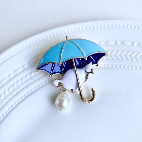ネックレスにもなるよ！ドロップ本真珠が揺れる雨傘のブローチ
