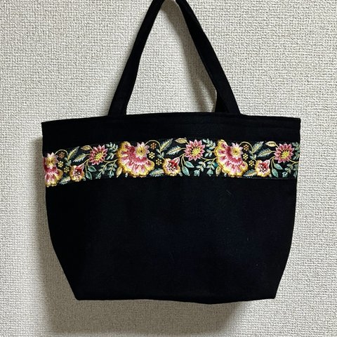 内側はねこ柄インド刺繍リボントートバッグ　マチ付き　花柄大