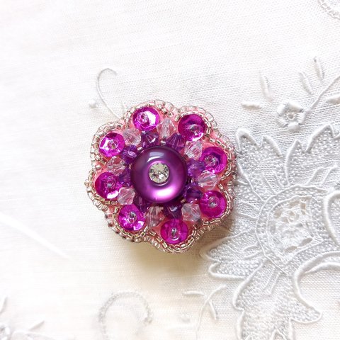 ビーズ刺繍ブローチ