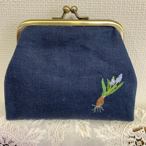 43.ムスカリ　刺繍のがまぐちポーチ　