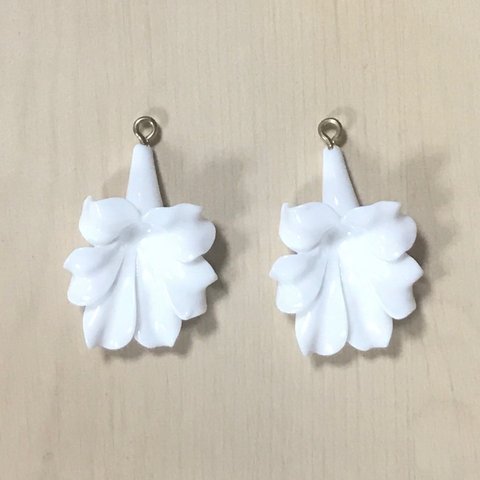 WHITE RETRO FLOWER CHARM PARTS