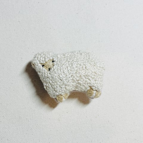 羊さん刺繍ブローチ