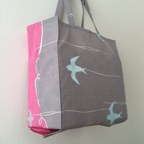 ツバメのエコバッグ、ズーミングツバメのタイト・アンド・タイディ・トートバッグ; Swallows in Flight Tight ‘n’ Tidy Tote Bag、エコバッグ、ピンク、グレー