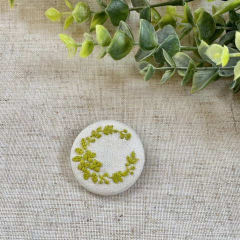 草花の リース 刺繍ブローチ（ホワイトx黄緑）