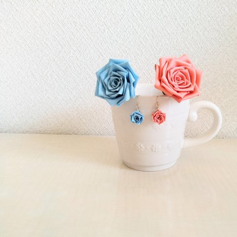 薔薇の髪飾りとピアスのセット（つまみ細工・正絹【サーモンピンク・ブルー】）