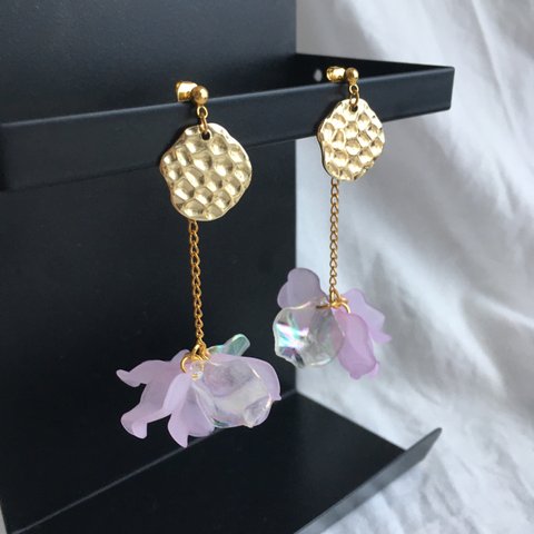 2way メタルプレートとピンクの花びらバックチャームピアス　ゴールド