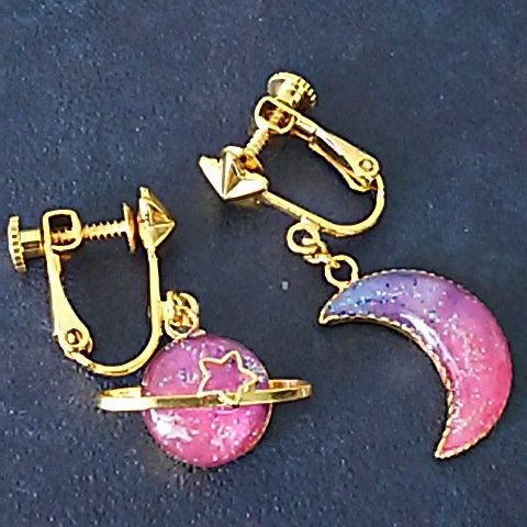 土星と月のイヤリング(ピンク)