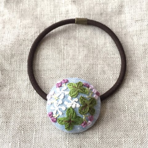 クローバーと春の花の刺繍 くるみボタンヘアゴム