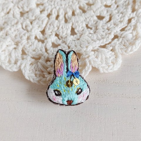 刺繍ブローチ　小さなミントグリーンのうさぎ