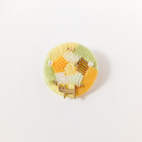 幾何学模様の刺繍ブローチ    Embroidery brooch