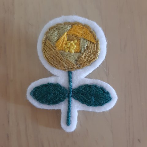 お花の 刺繍ブローチ　 　