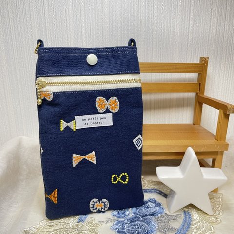 ＊スマホショルダー＊刺繍ちょうちょ　リボン＊ネイビー