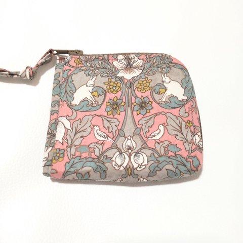 うさぎと小鳥と花のダマスク柄のL字ファスナー財布(ピンク)
