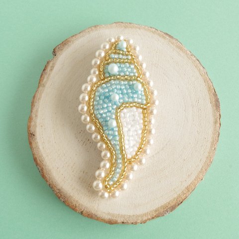ゆめかわ貝殻のブローチ　（水色）ビーズ刺繍