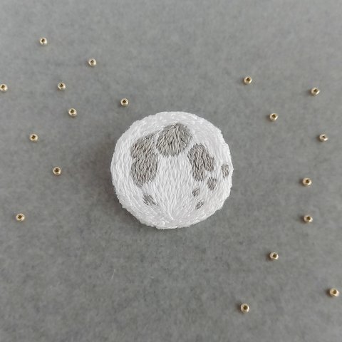 満月の刺繍ブローチ(モノトーン)    Embroidery brooch  Fullmoon