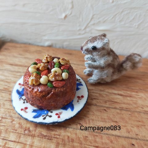 ミニチュア　森のリスさん🐿と木の実のケーキ