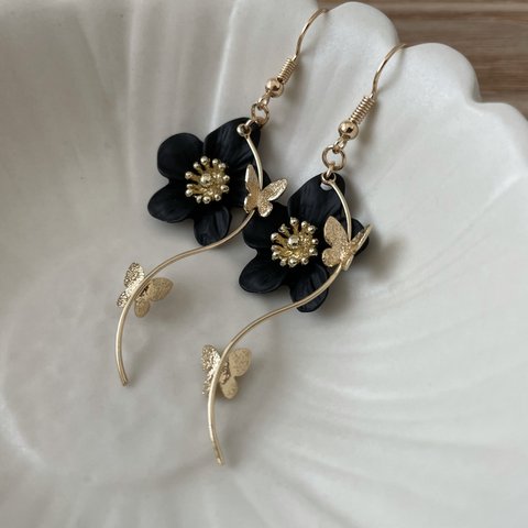 蝶と黒い花ピアス　[蝶々　ブラック　花]