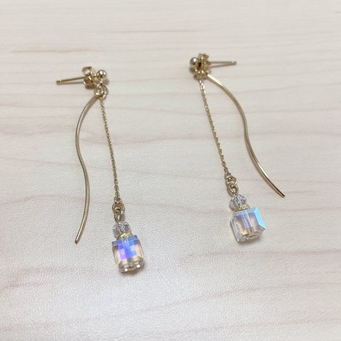 香水瓶のゆらゆらピアス