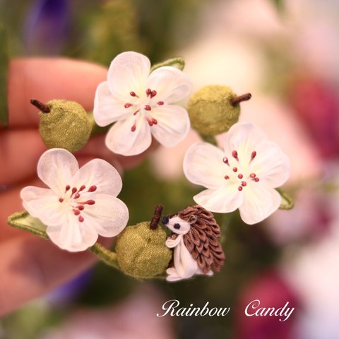 ハリネズミと洋梨と洋梨の花のリースブローチ　つまみ細工