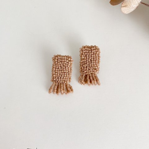 ビーズ刺繍ピアス ベージュスクエア