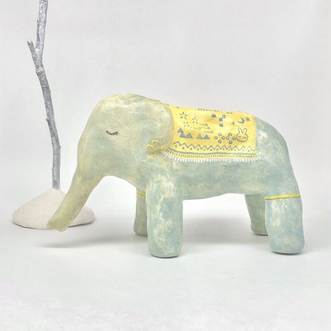 石粉粘土 小物置き「さすらいのエレファント」ハンドメイド作品。"Wandering elephant"