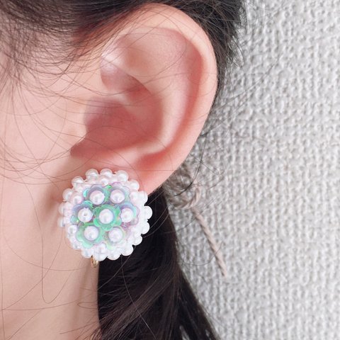 フラワースパンコールのイヤリング（オーロラ）No.60 | tefutefu no niwa-刺繍ビーズのブローチ