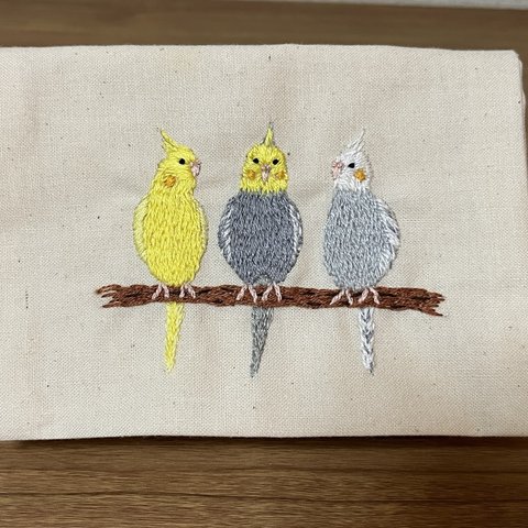 オカメインコの刺繍ポケットティッシュケース　オカメ三兄弟