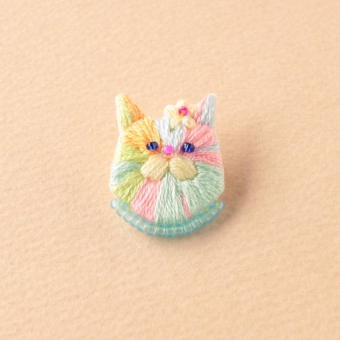 パステル犬の手刺繍ブローチ