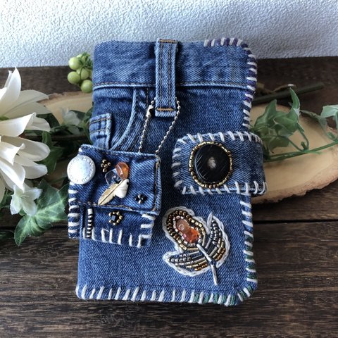 ビンテージデニムとフェザーの刺繍のスマホケース（手帳型）・デニムとビーズ刺繍のキーホルダーチャーム付き/水牛の角・ハラコ・メンズ・メンズライク／カーネリアン・ハウライトトルコ・水晶／リメイクデニム