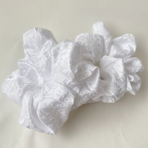 jacquard scrunchie (white)