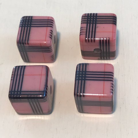 import square cube beads 4pc  16mm   check pink