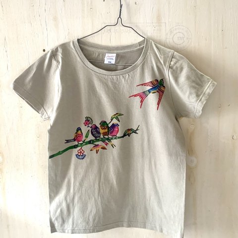  【送料無料】鳥好きのためのレディースTシャツM/手染め紅型の鳥と松竹梅のTシャツ/ベージュグレー