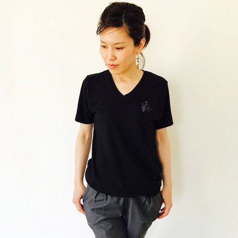 VネックTシャツ　レディース　うさぎtシャツ　ブラック　黒