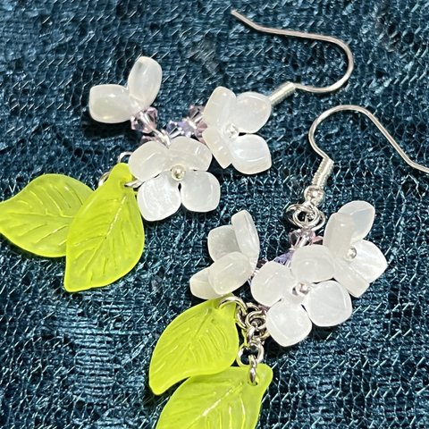 揺れる紫陽花ピアス-白紫-☪︎ *.✨【イヤリング変更可能】