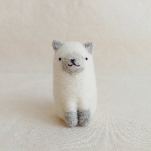 羊毛フェルトで作った猫(シャム猫)