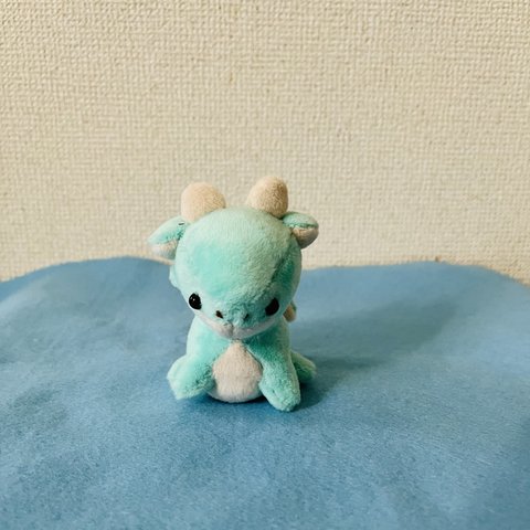 プチおすわりドラゴンのぬいぐるみ（ミントグリーン）