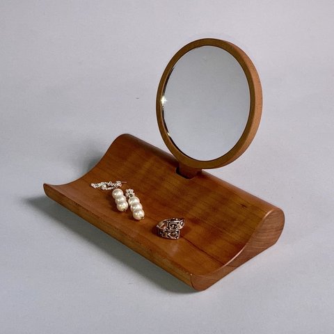 デコ・アクセサリー(取り外すと手鏡になるミラーとアクセサリーを使いながら飾る木製スタンドトレー、チェリー材)