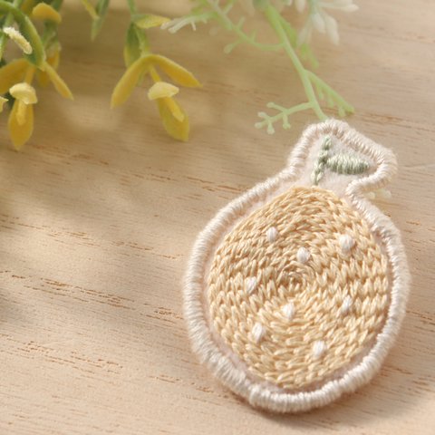 レモンの刺繍ブローチ