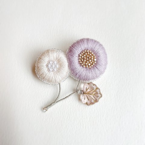 プックリ刺繍とチェコビーズの小枝ブローチ（パープル）