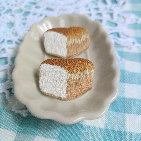 パン刺繍 ブローチ 一斤食パン　パン活のお供にも♡