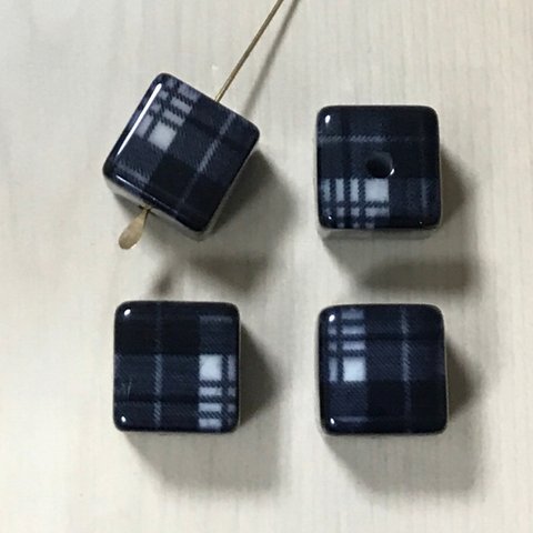 BLACK CHECK CUBE SQUARE BEADS