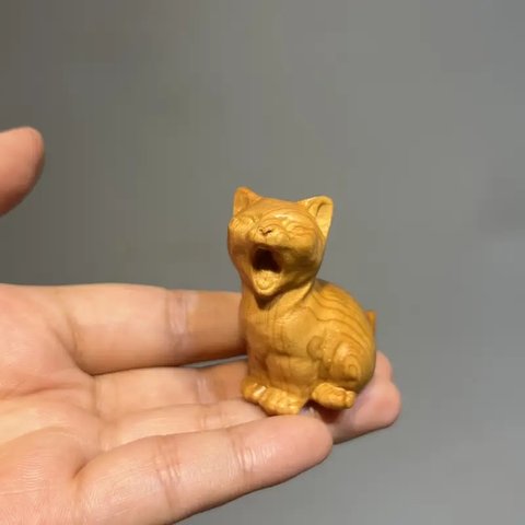 かわいい叫び猫ハンドグリップ、木彫り手作り小さな飾り、デスクトップ子猫ティーペット