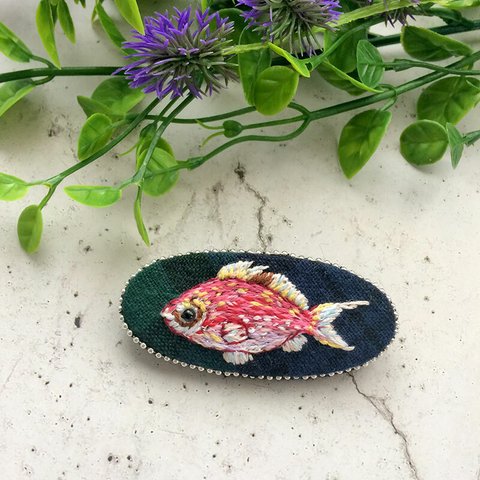 サクラダイの刺繍ブローチ