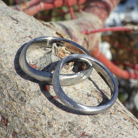 【金属アレルギー対応】タンタルとチタンのペア・柔らかい曲線に綾目ヘアラインの結婚指輪